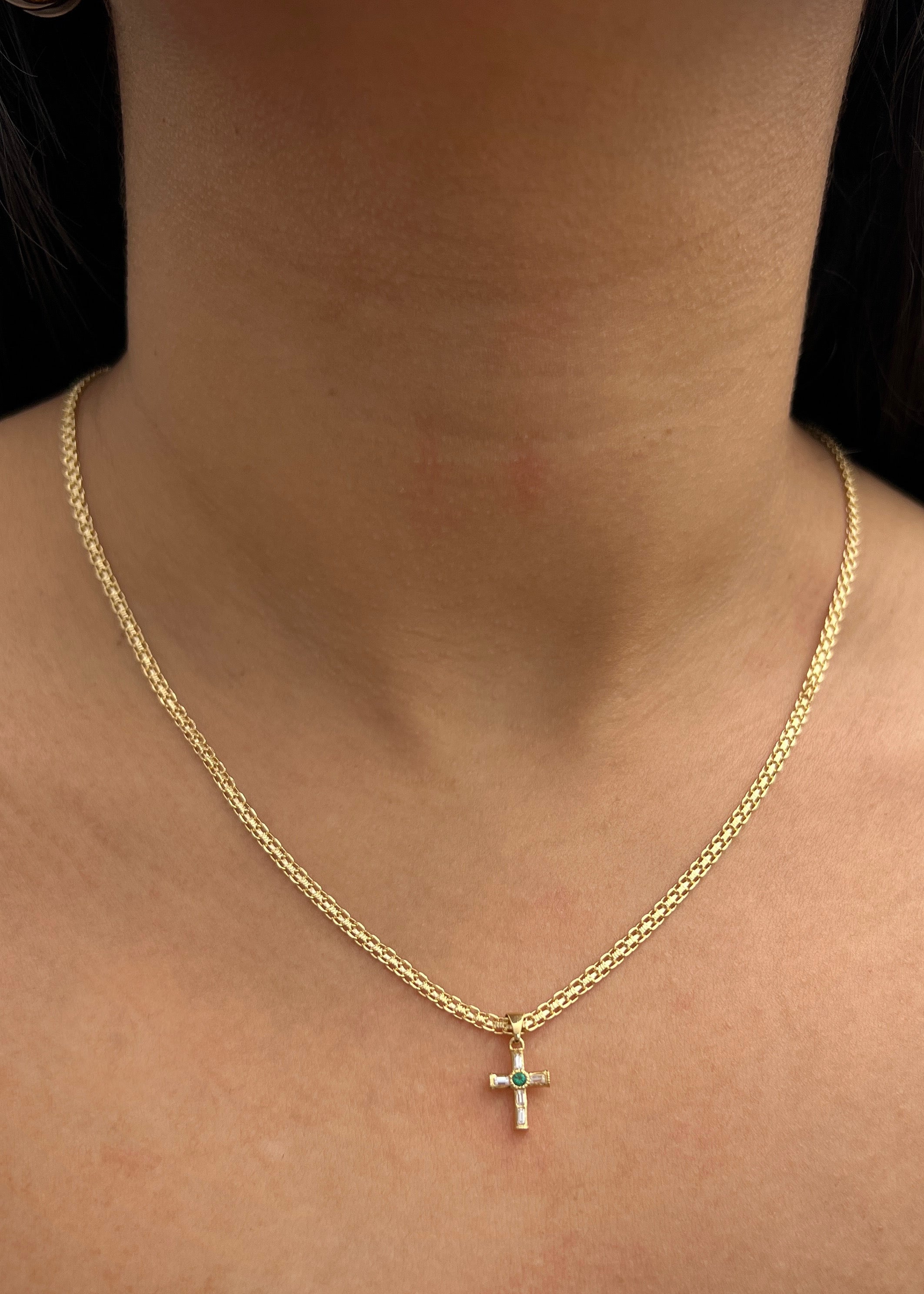 Dije cruz con 12pts moissanita verde y blanco 0.3gr / Largo 1.5cm / Oro Amarillo (Joya) P