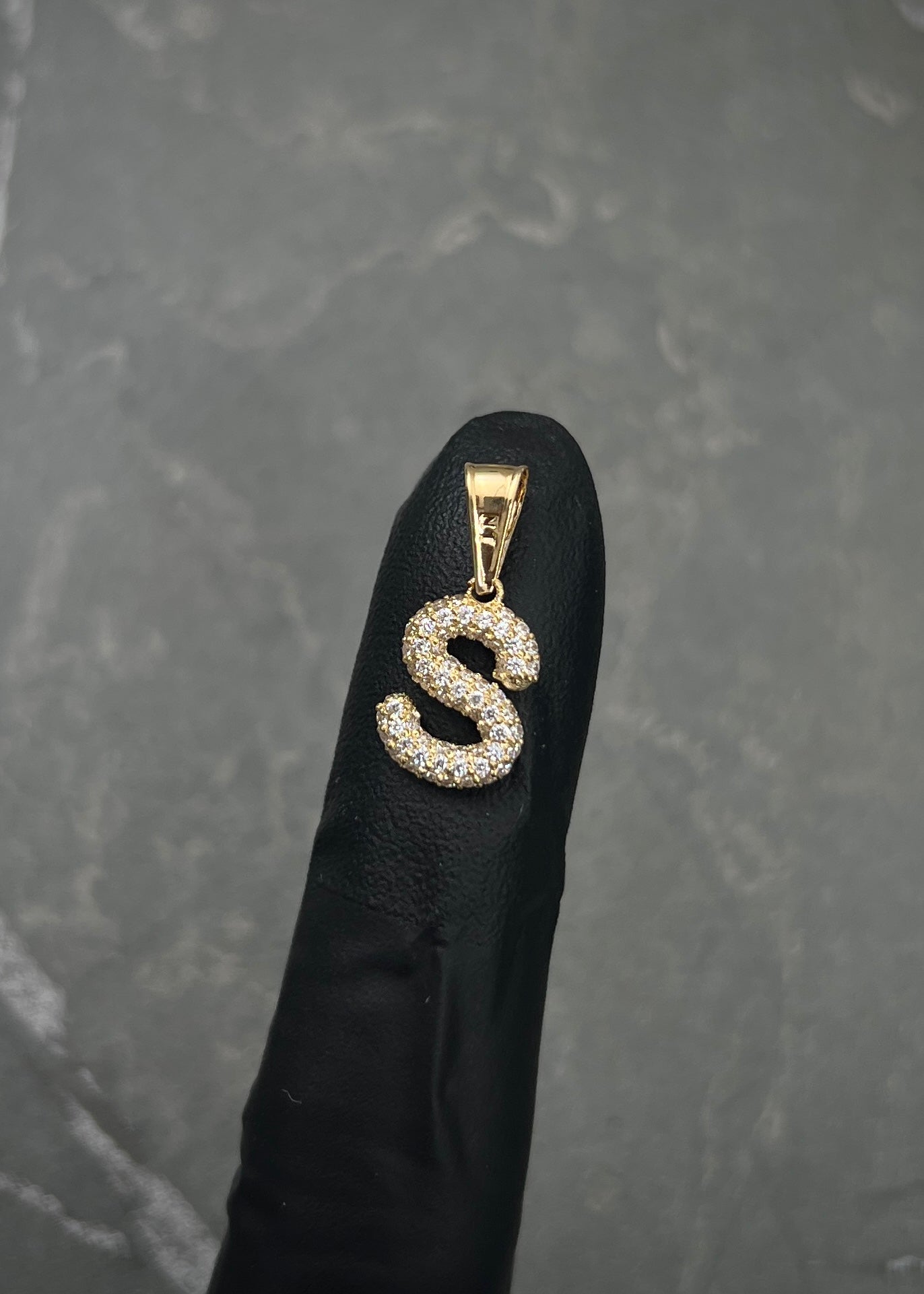 Dije letra S con swarovski blanco 1.2gr / Largo 1.8cm / Oro Amarillo Nac B