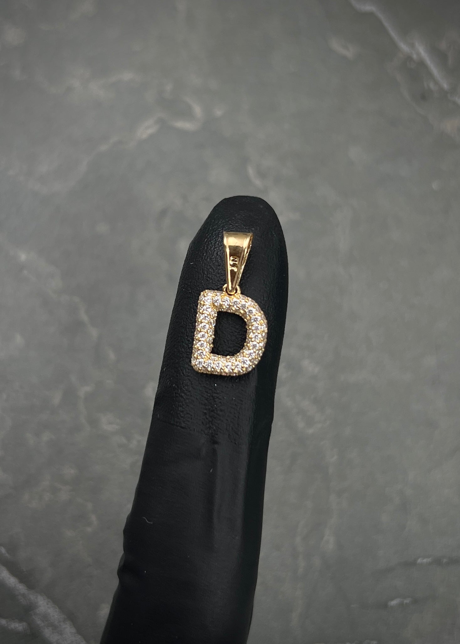 Dije letra D con swarovski blanco 1.2gr / Largo 1.7cm / Oro Amarillo Nac B