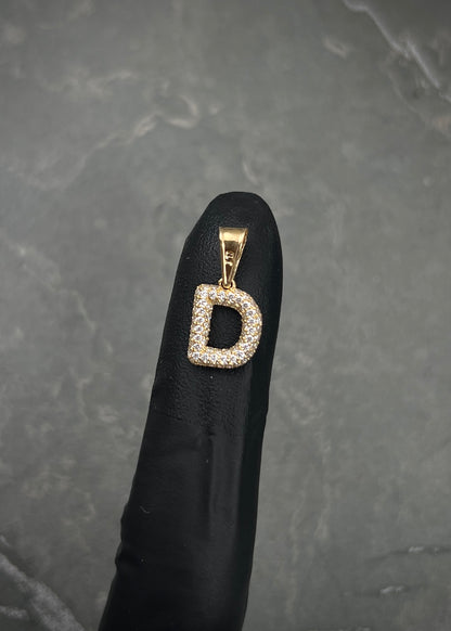 Dije letra D con swarovski blanco 1.2gr / Largo 1.7cm / Oro Amarillo Nac B