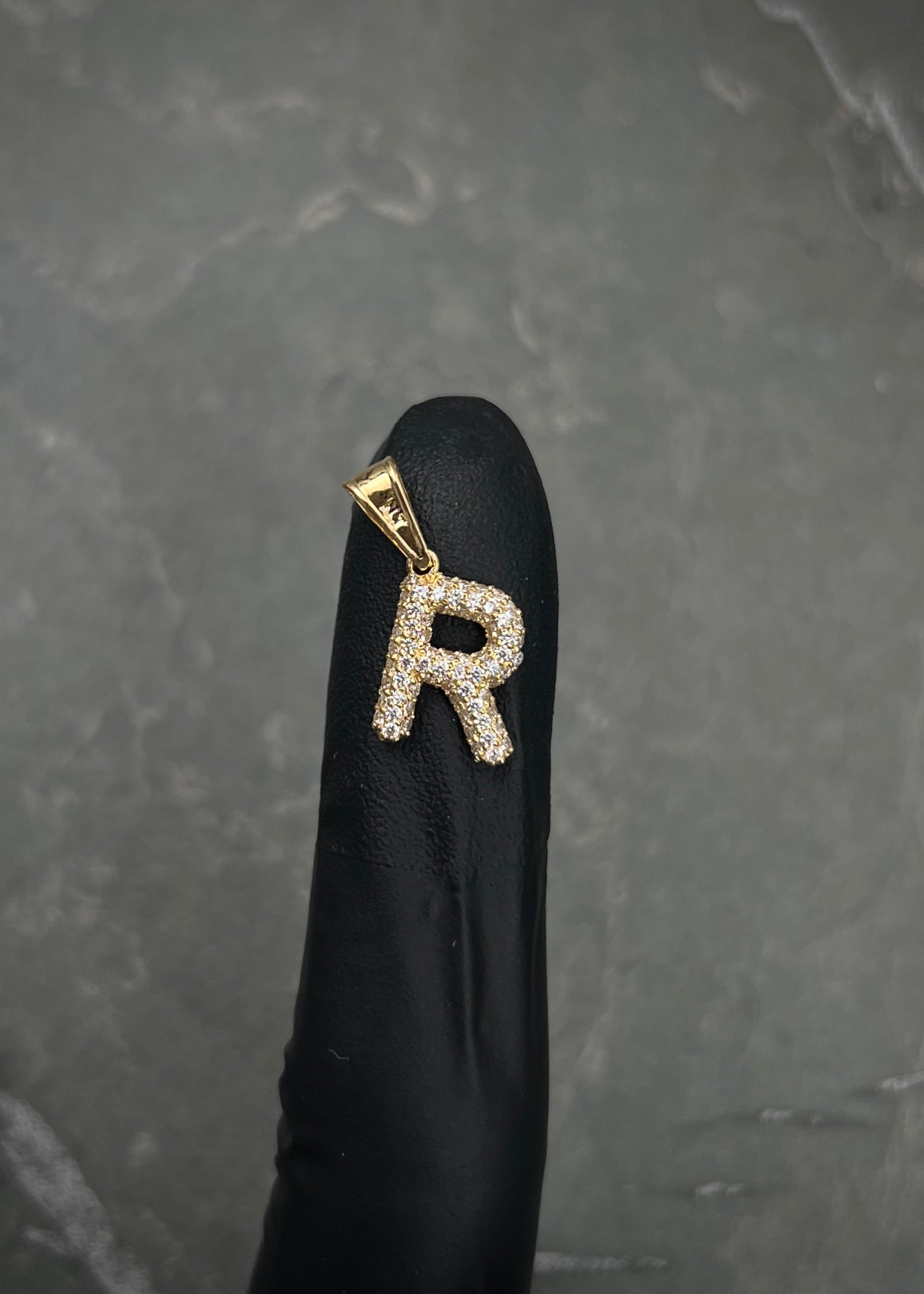 Dije letra R con swarovski blanco 1.3gr / Largo 1.8cm / Oro Amarillo Nac B