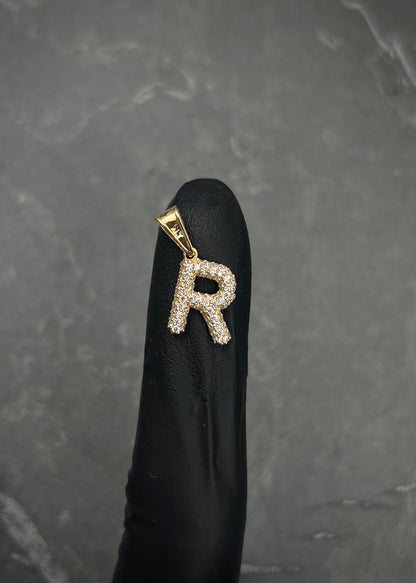 Dije letra R con swarovski blanco 1.3gr / Largo 1.8cm / Oro Amarillo Nac B