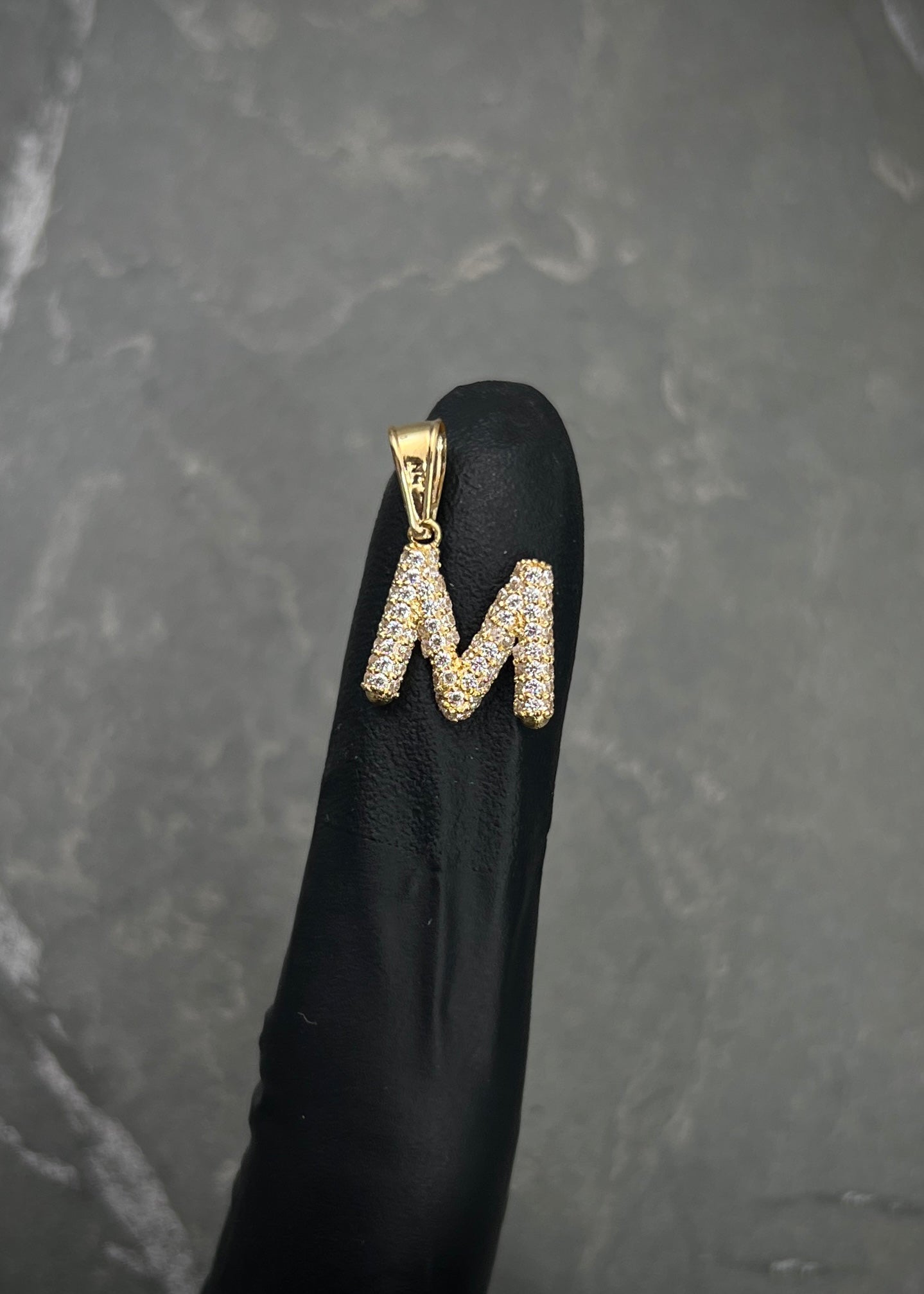 Dije letra M con swarovski blanco 1.6gr / Largo 1.7cm / Oro Amarillo Nac B