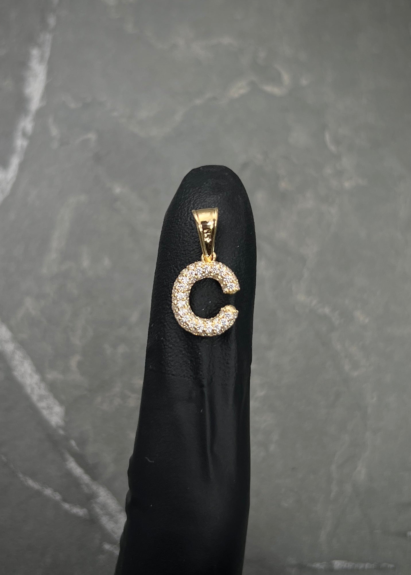 Dije letra C con swarovski blanco 1.05gr / Largo 1.7cm / Oro Amarillo Nac B