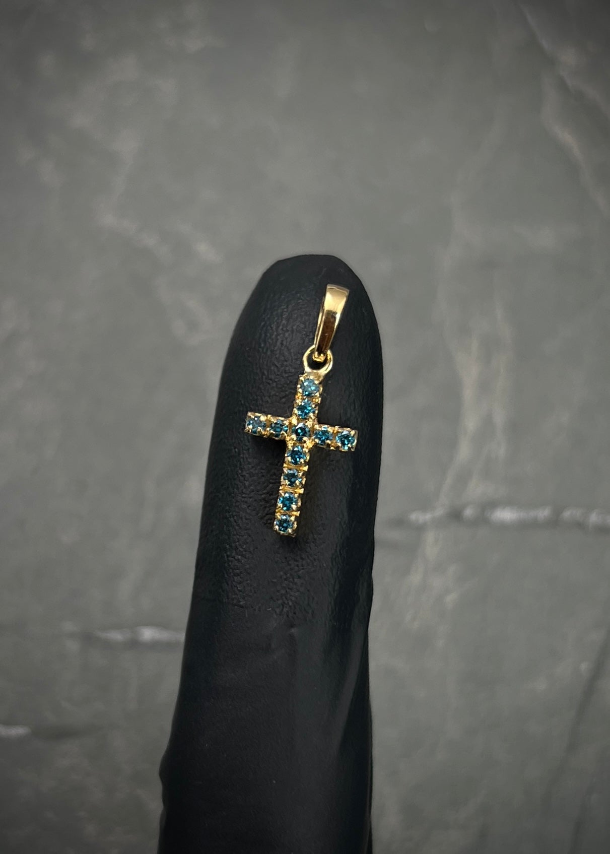 Dije cruz con 18pts de diamante azul 1.35gr / Largo 2cm / Oro Amarillo (Joya) M