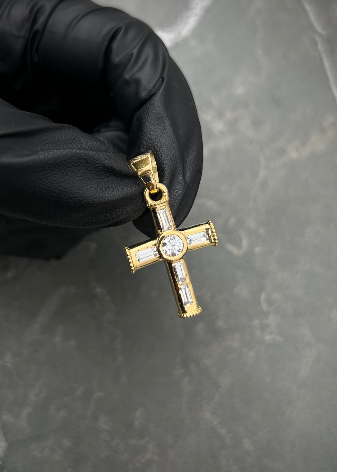 Dije cruz con swarovski blanco 2.6gr / Largo 3cm — Oro Amarillo