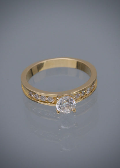 Solitario con 50pts de diamante central y 16pts de diamantes laterales 3.85gr / TALLA 6 1/2 / Oro Amarillo (Joya) M