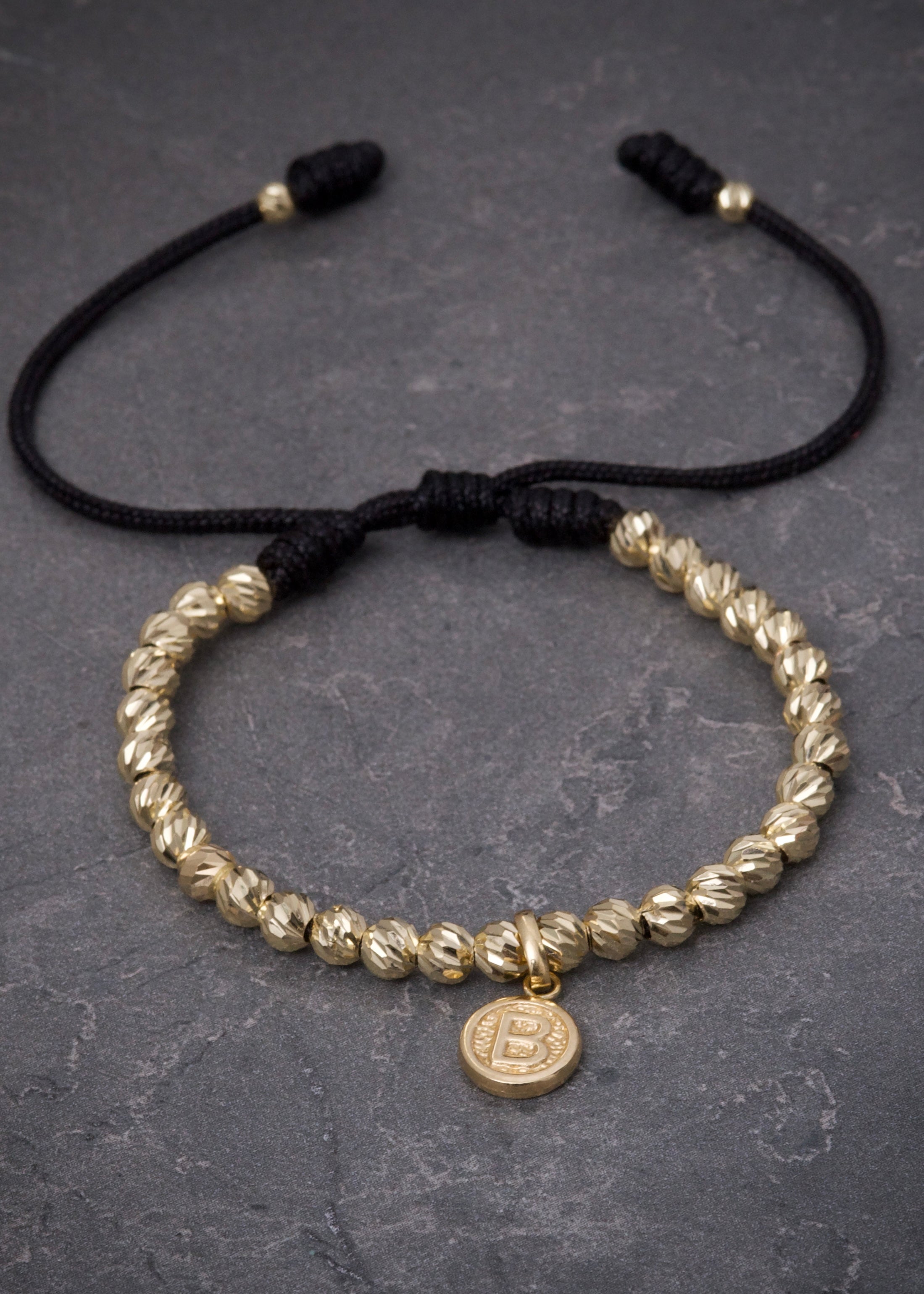 Pulsera en hilo negro con dije letra B 2.93gr / Oro Amarillo (Joya) P
