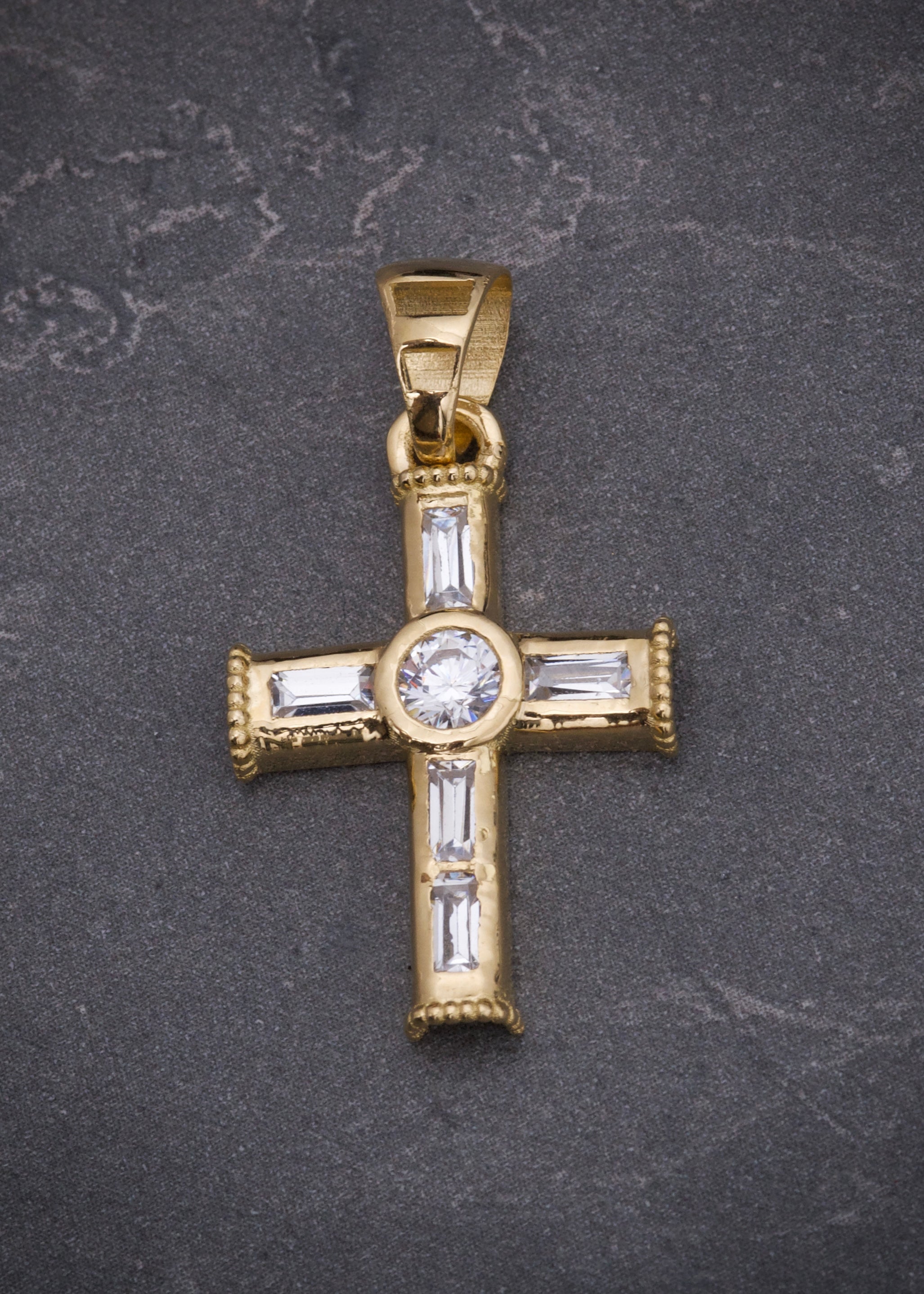 Dije cruz con swarovski blanco 2.6gr / Largo 3cm / Oro Amarillo Nac B