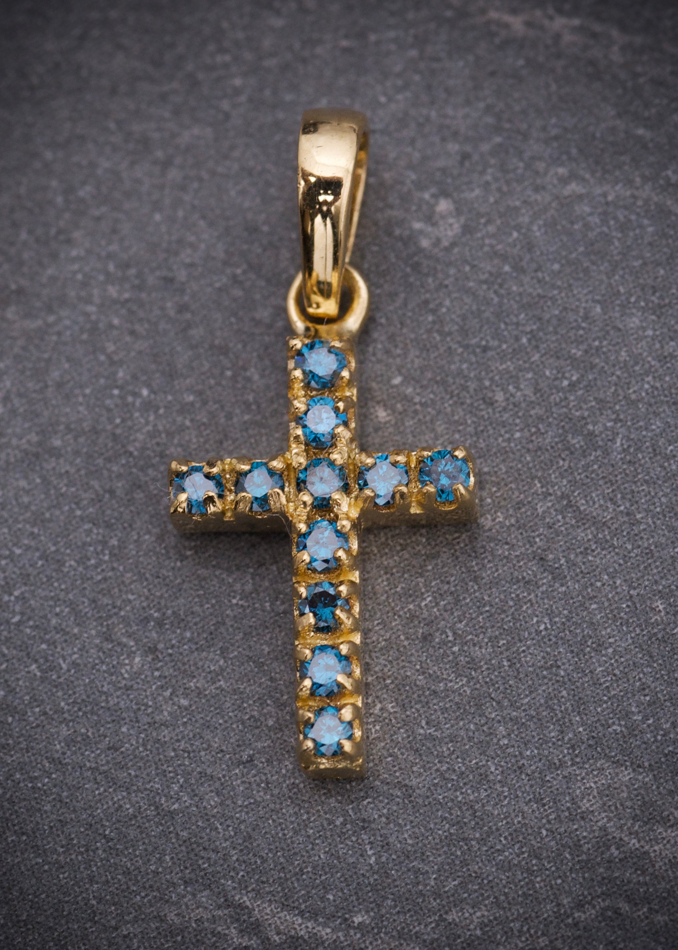 Dije cruz con 18pts de diamante azul 1.35gr / Largo 2cm / Oro Amarillo (Joya) M