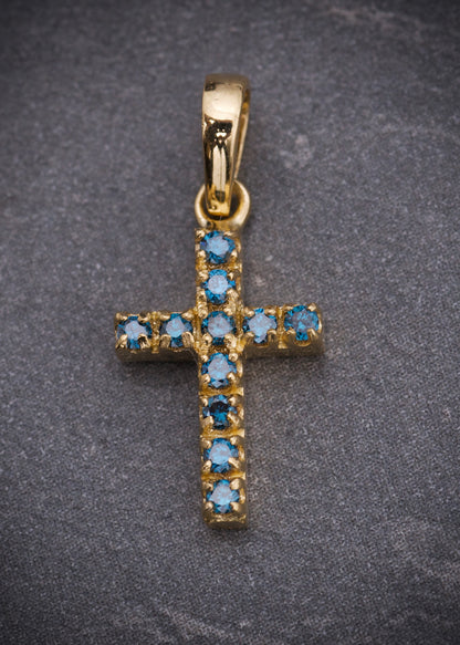 Dije cruz con 18pts de diamante azul 1.35gr / Largo 2cm / Oro Amarillo (Joya) M