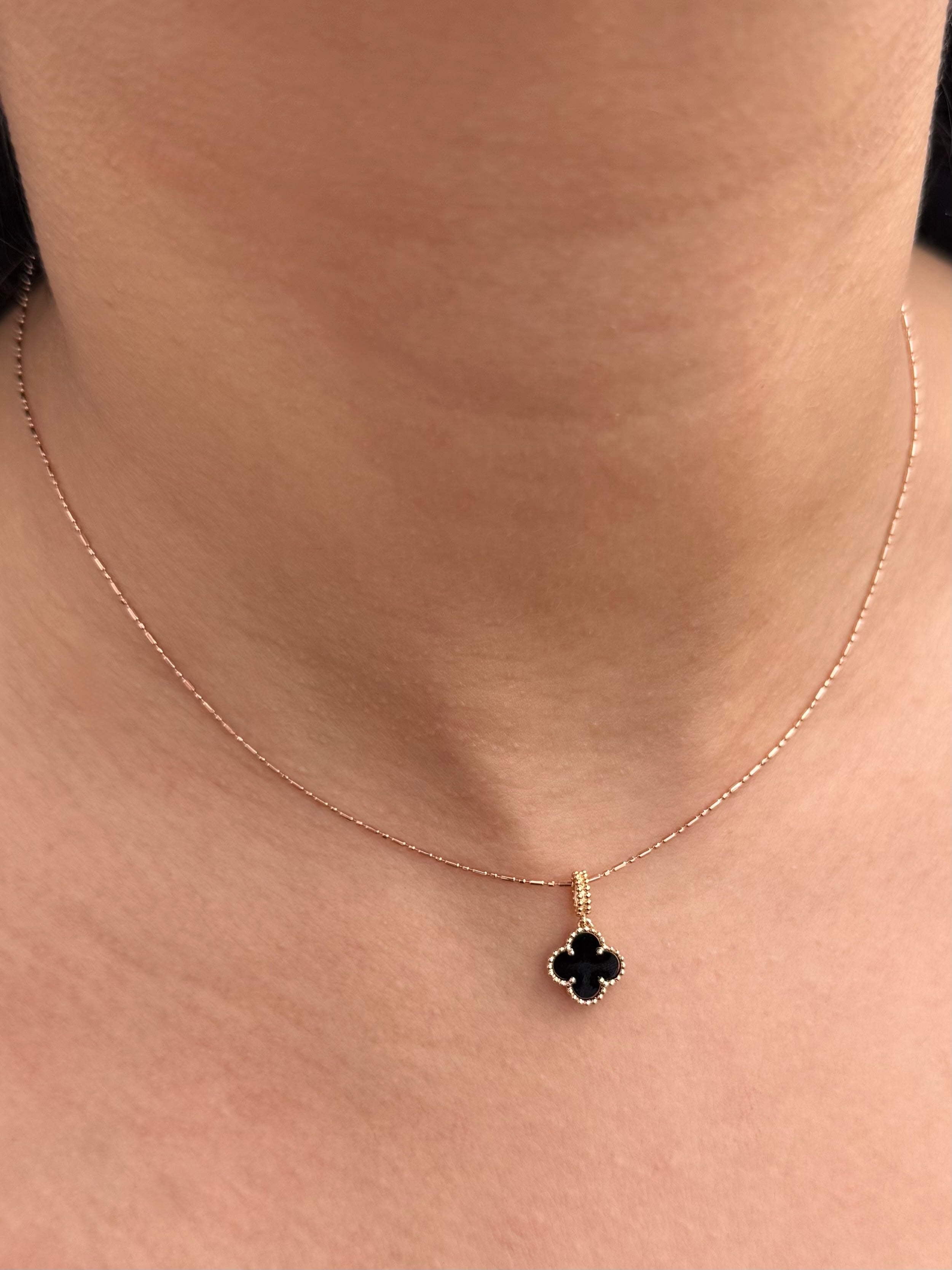 Dije lucky clover piedra Negra 0.9gr / Largo 1.6cm / Oro Rosado Nac M