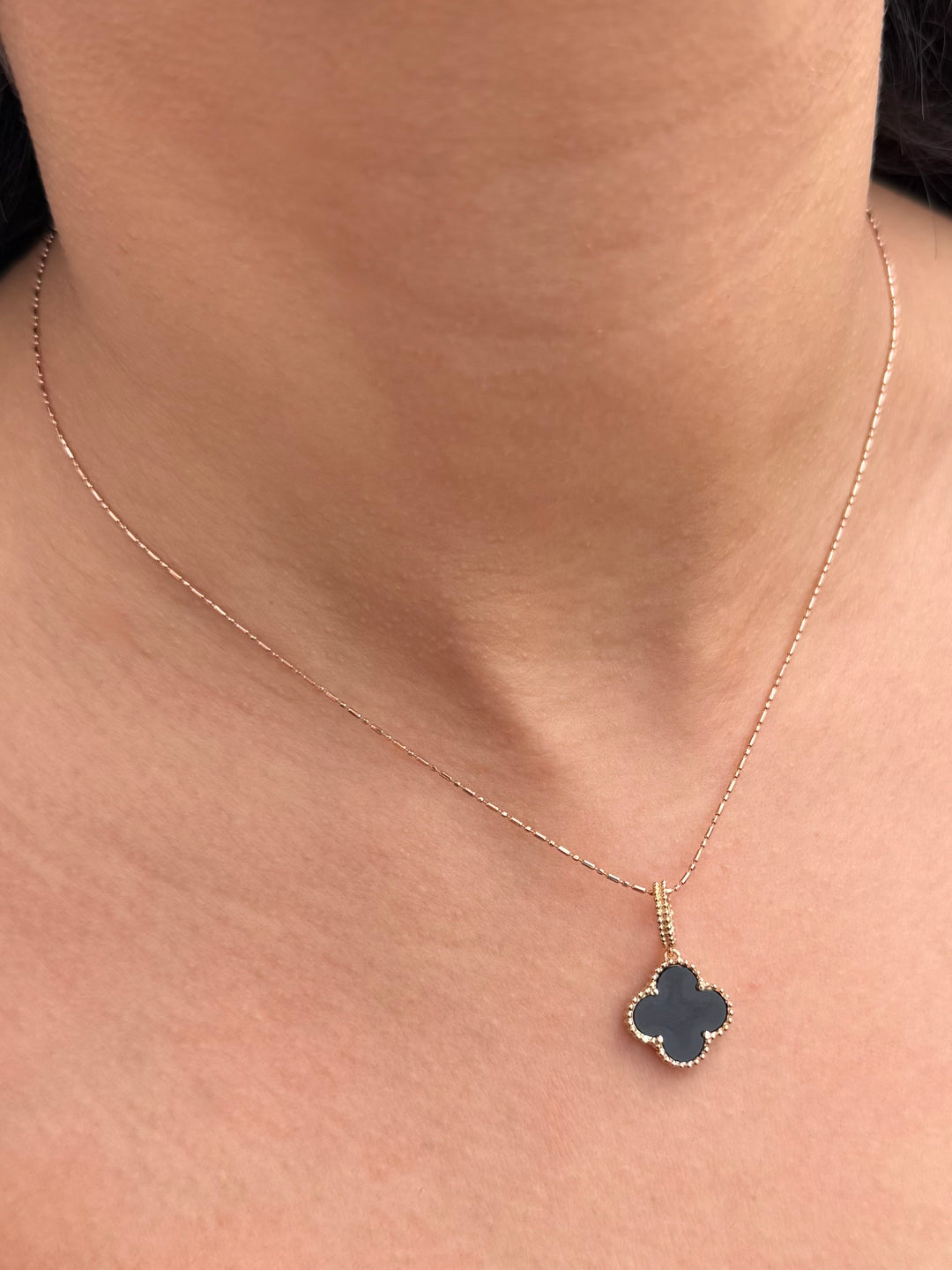 Dije lucky clover piedra negra 1.9gr / Largo 2.3cm — Oro Rosado
