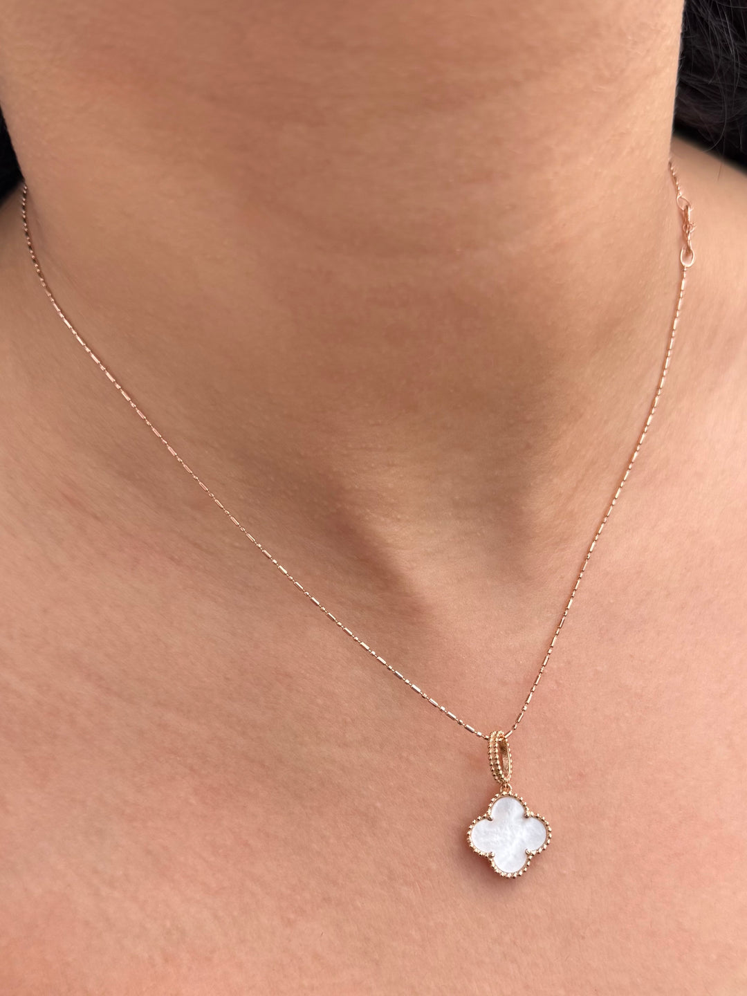 Dije Lucky Clover Piedra Blanca 1.75gr / 2.3cm / 13.8mm — Oro Rosado