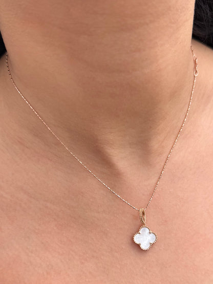 Dije lucky clover piedra blanca 1.85gr / Largo 2.3cm / Oro Rosado Nac M