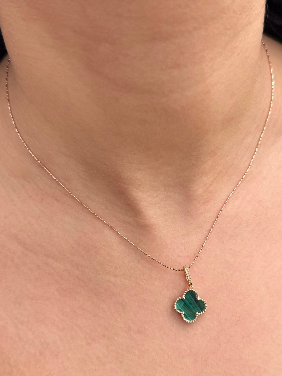 Dije lucky clover Piedra verde 2.1gr / Largo 2.3cm — Oro Rosado