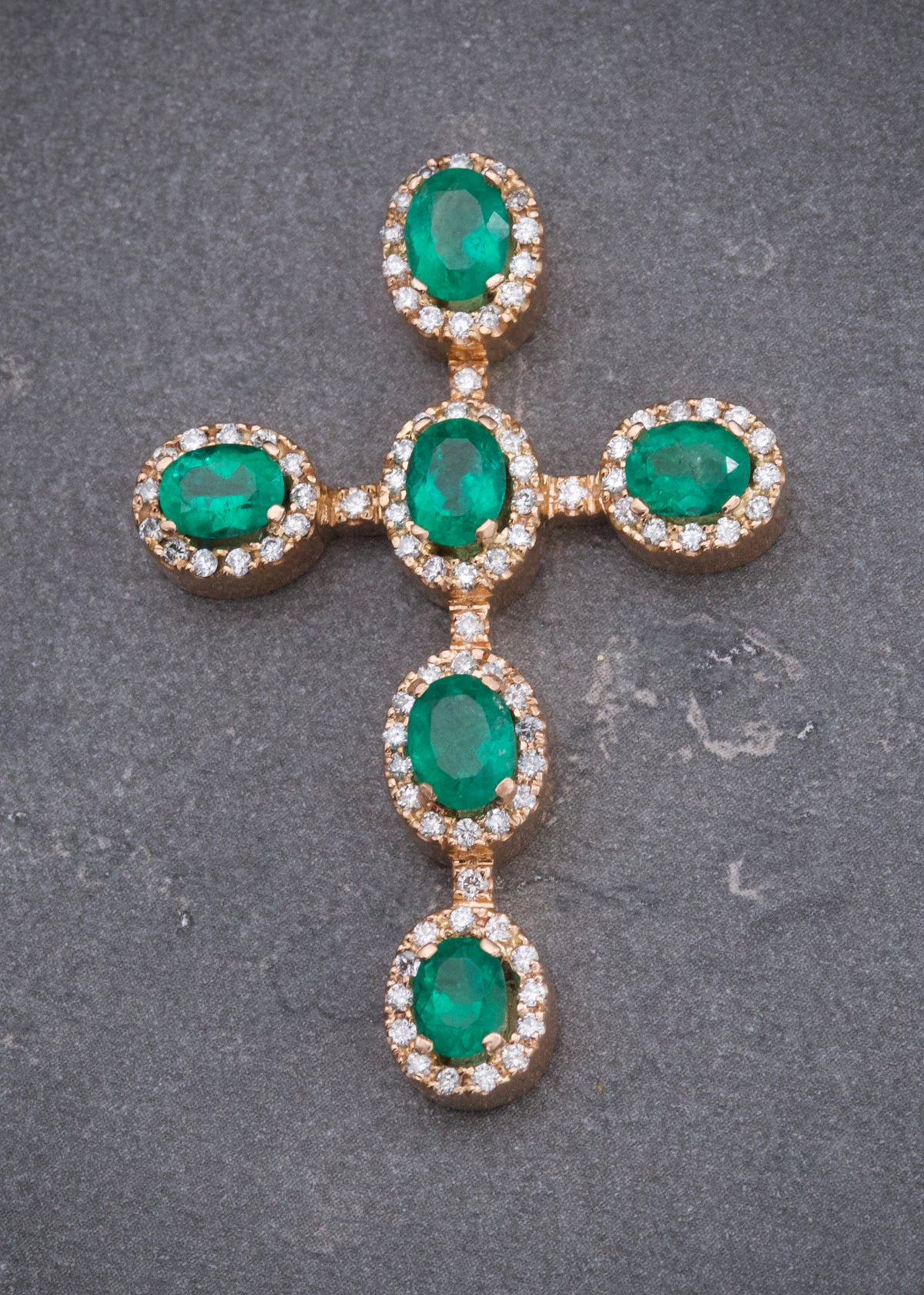 Dije Cruz con 372pts de Esmeralda y 83pts de Diamantes 15.25gr / 4.4cm / 30mm — Oro Rosado