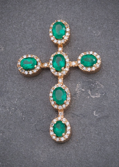 Dije Cruz con 372pts de Esmeralda y 83pts de Diamantes 15.25gr / 4.4cm / 30mm — Oro Rosado