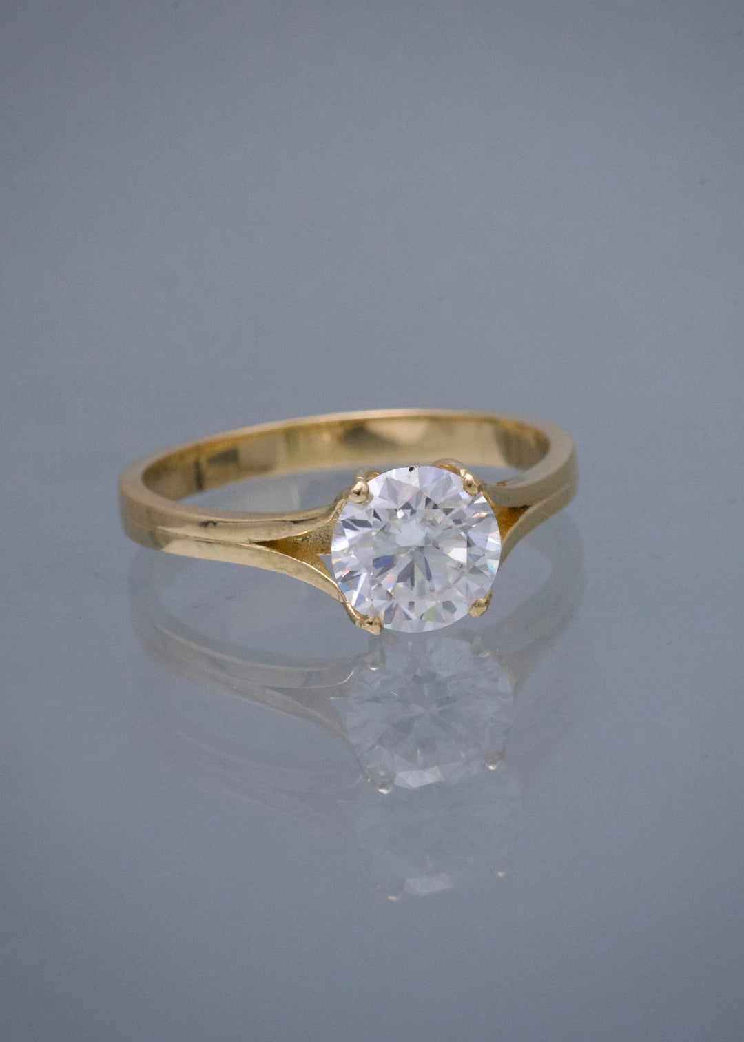 Solitario con 120pts de Moissanitas 2.8gr / Talla 7 — Oro Amarillo