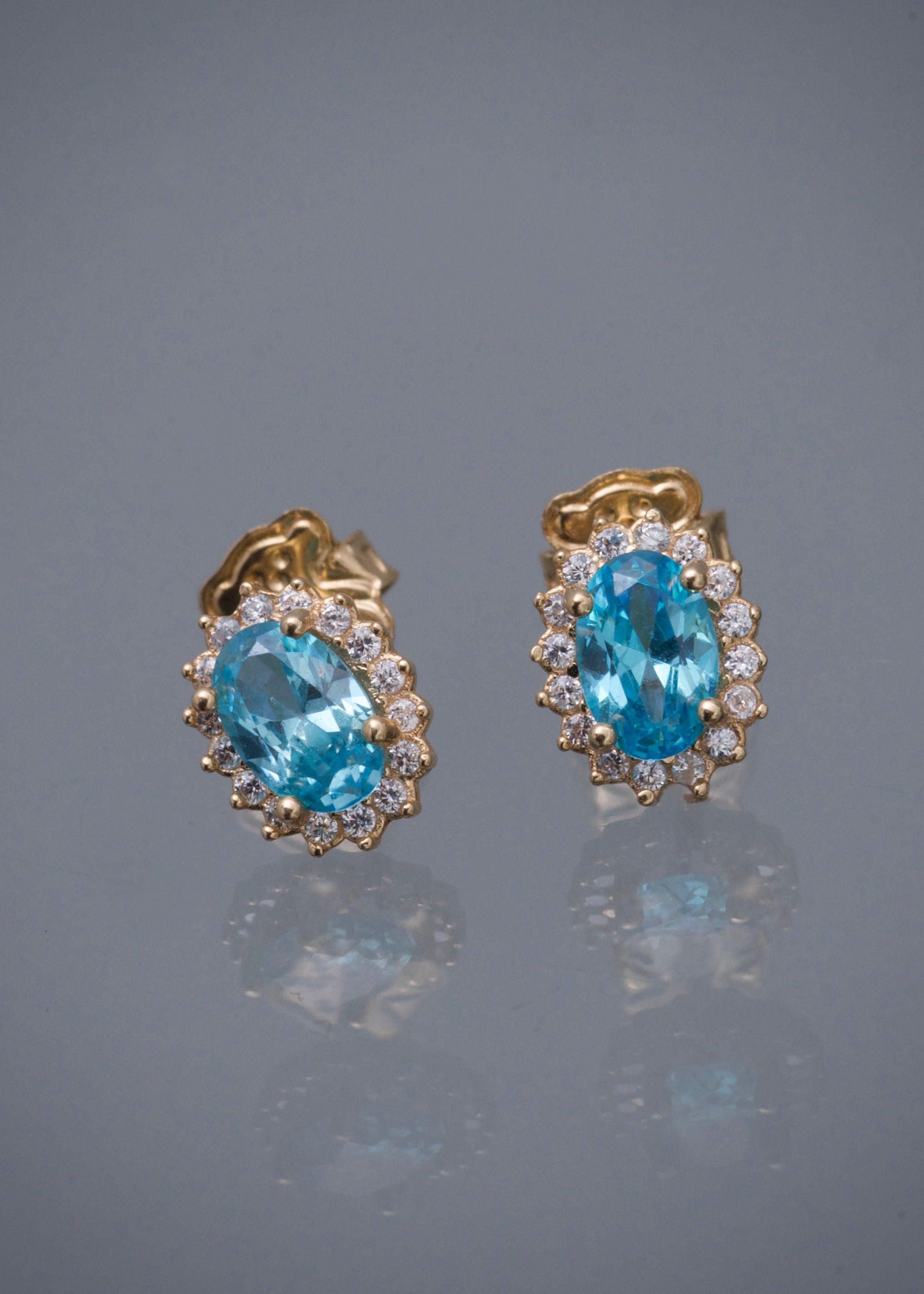 Topos ovalado con swarovski azul y blanco 1.55gr / Largo 0.8cm / Oro Amarillo Nac M