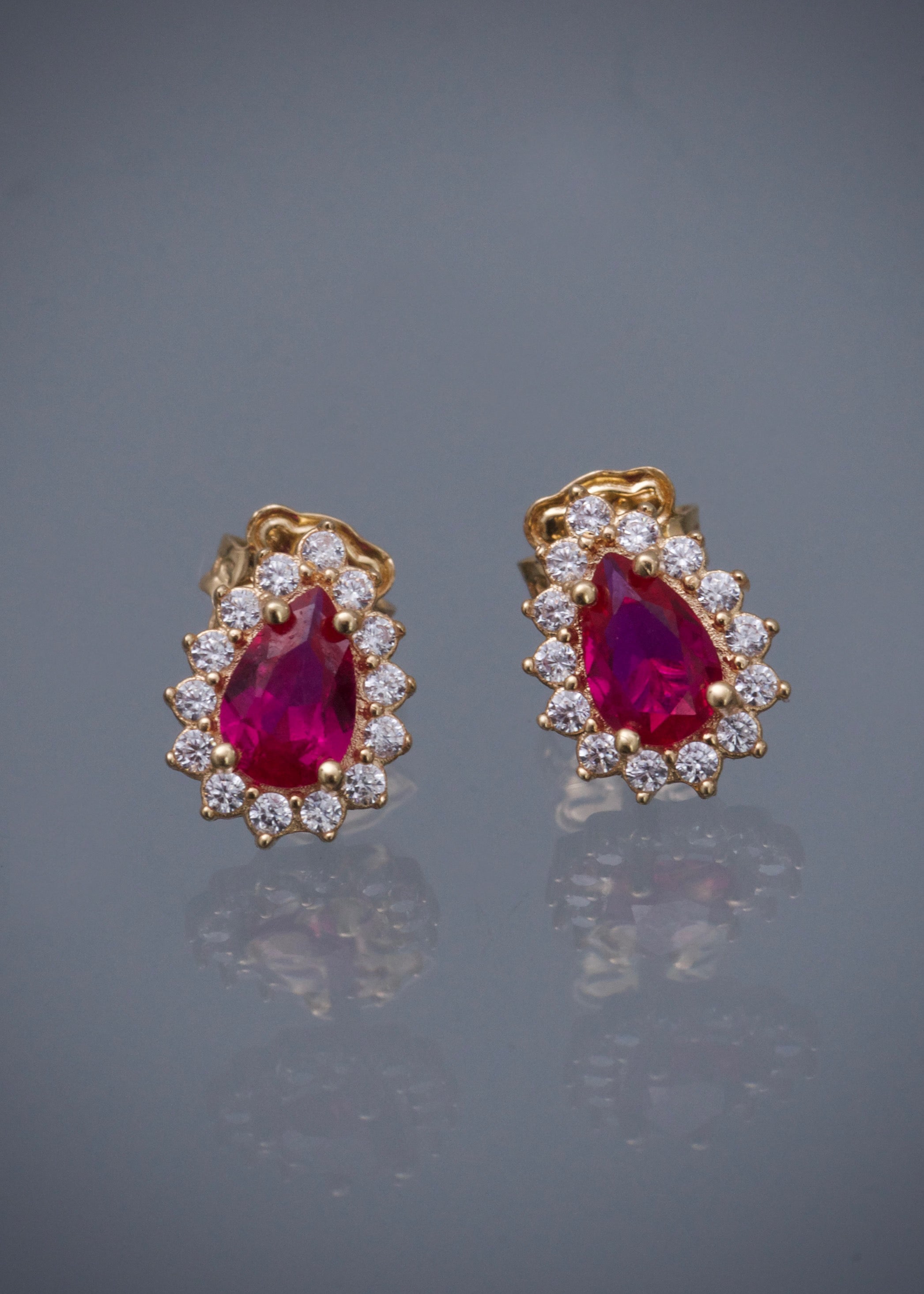Topos gota con swarovski fucsia y blanco 1.7gr / Largo 1cm / Oro Amarillo Nac M