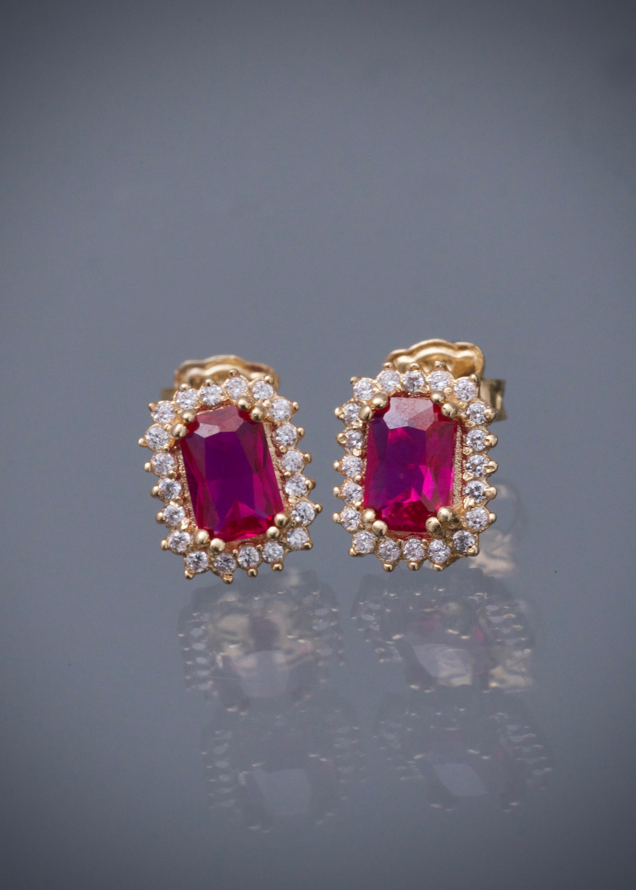 Topos con swarovski fucsia y blanco 2.15gr / Largo 0.9cm / Oro Amarillo Nac M