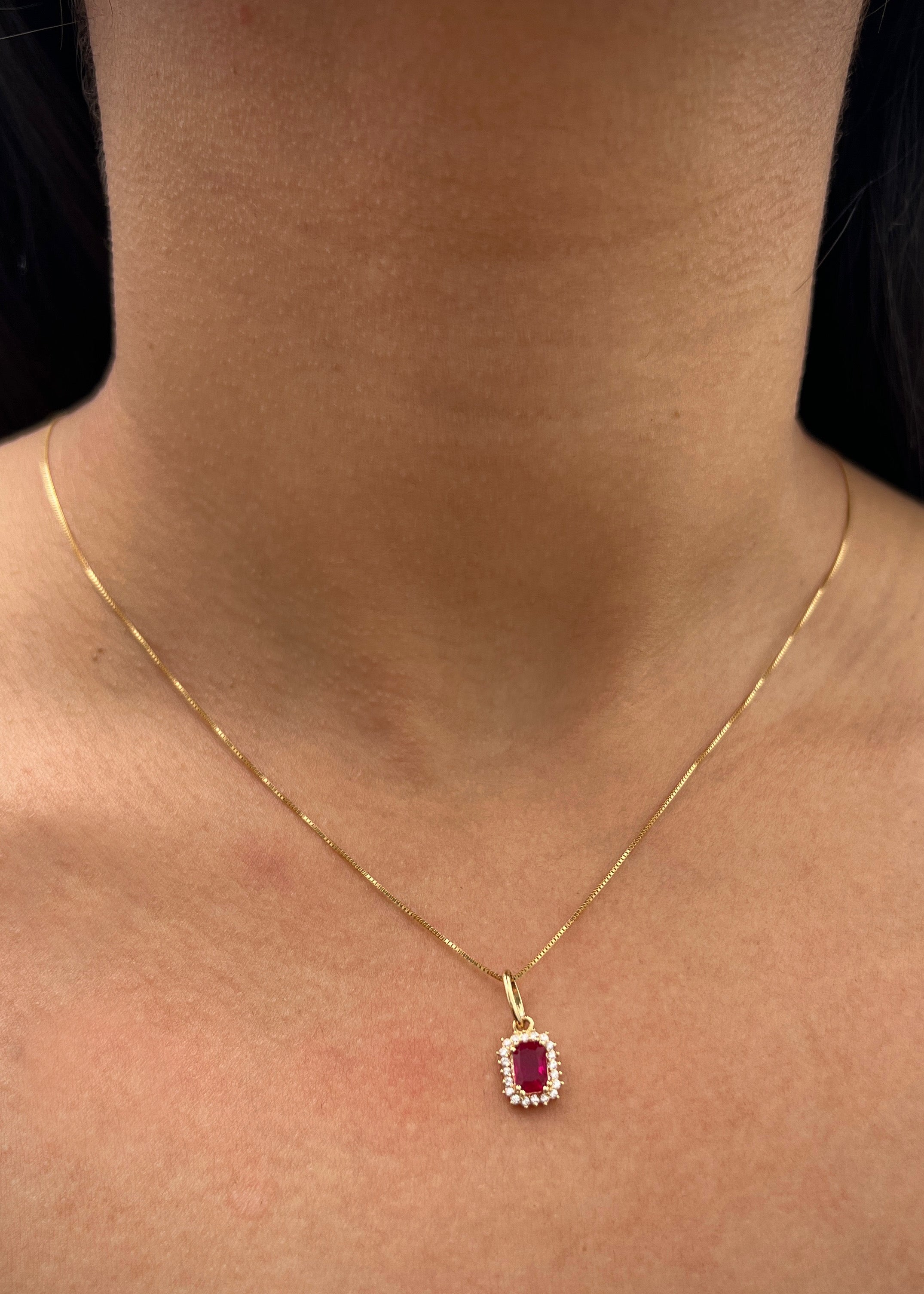 Dije con swarovski fucsia y blanco 0.9gr / Largo 1.5cm / Oro Amarillo Nac M