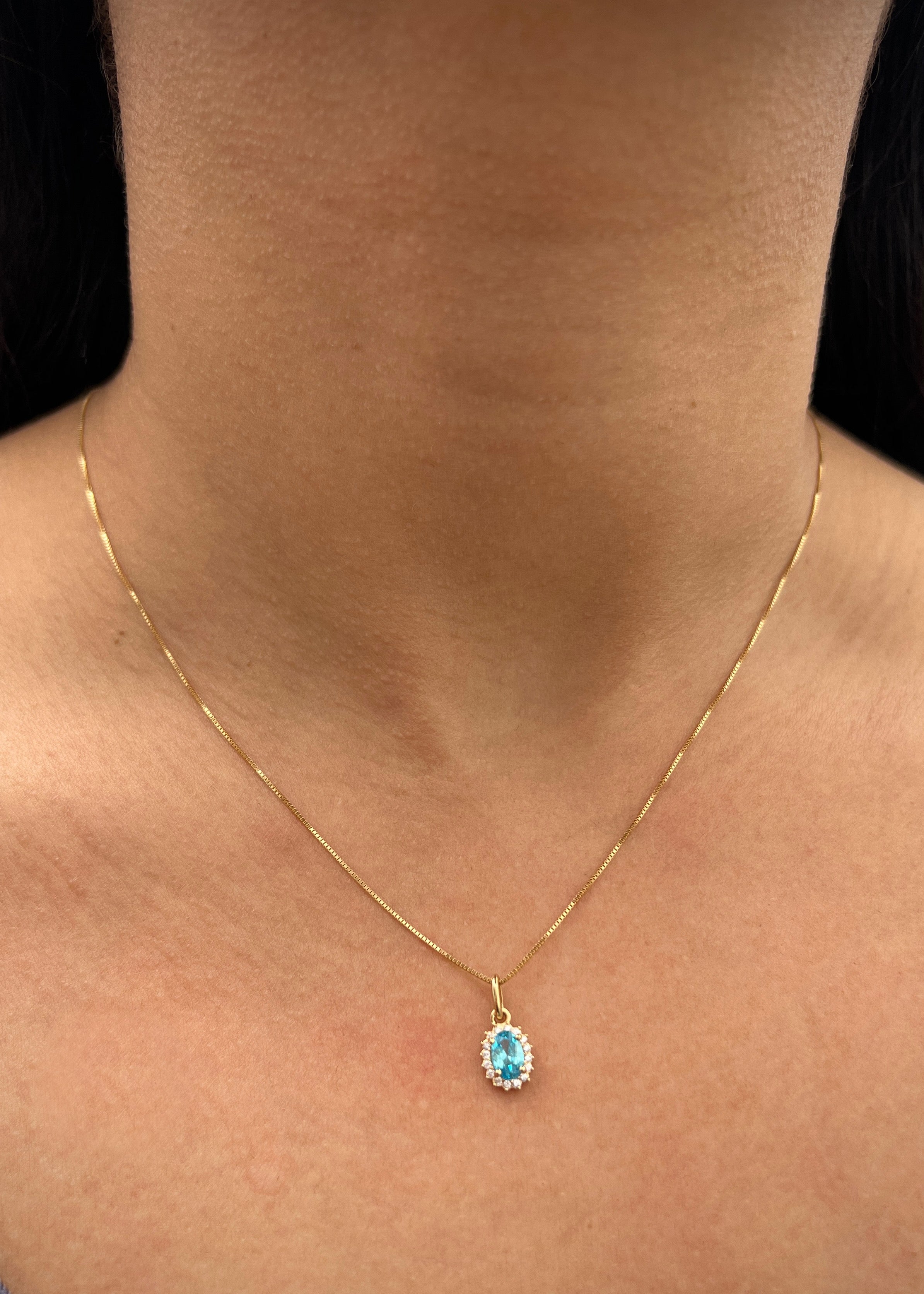 Dije ovalado con swarovski azul y blanco 0.65gr / Largo 1.4cm / Oro Amarillo Nac M