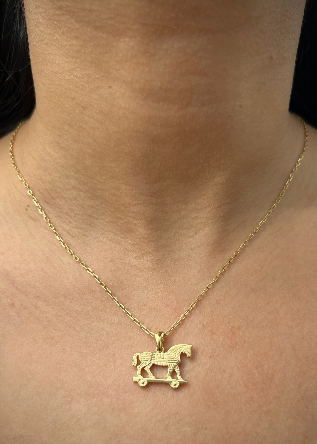 Dije caballo 3.9gr / Largo 1.7cm — Oro Amarillo