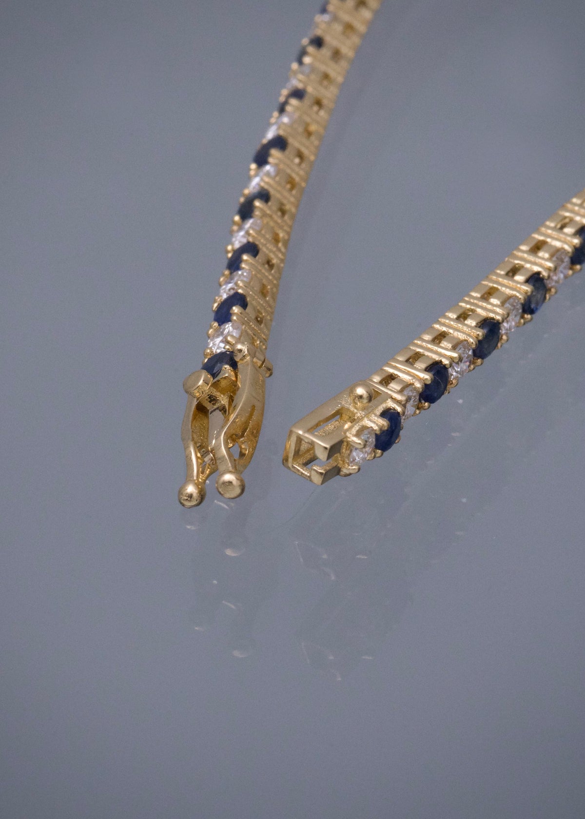 Pulso Tenis con 283pts de Zafiros y 204pts de Diamantes 9.85gr / 17.5cm / 2.6mm — Oro Amarillo