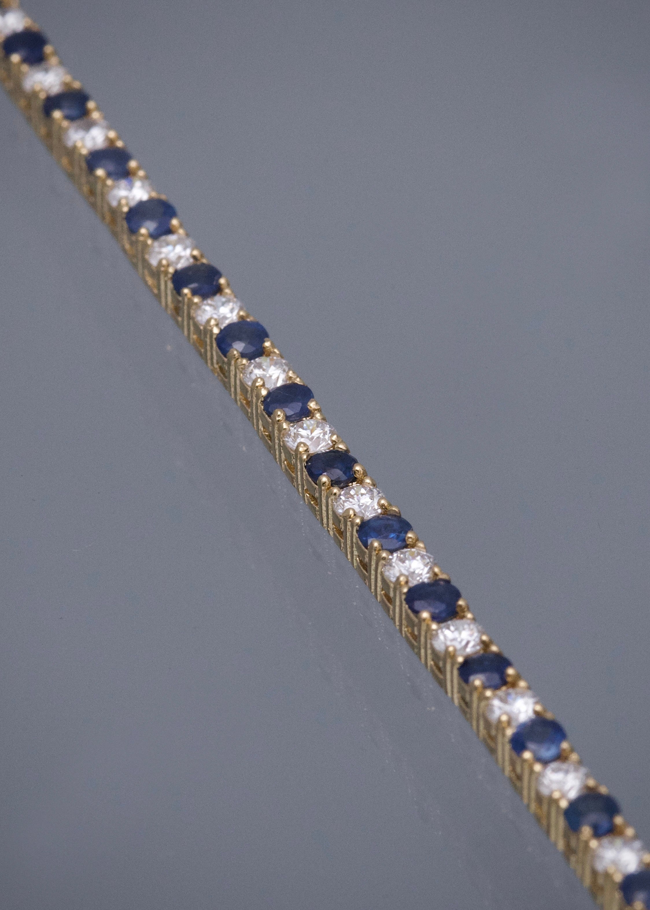 Pulso Tenis con 283pts de Zafiros y 204pts de Diamantes 9.85gr / 17.5cm / 2.6mm — Oro Amarillo