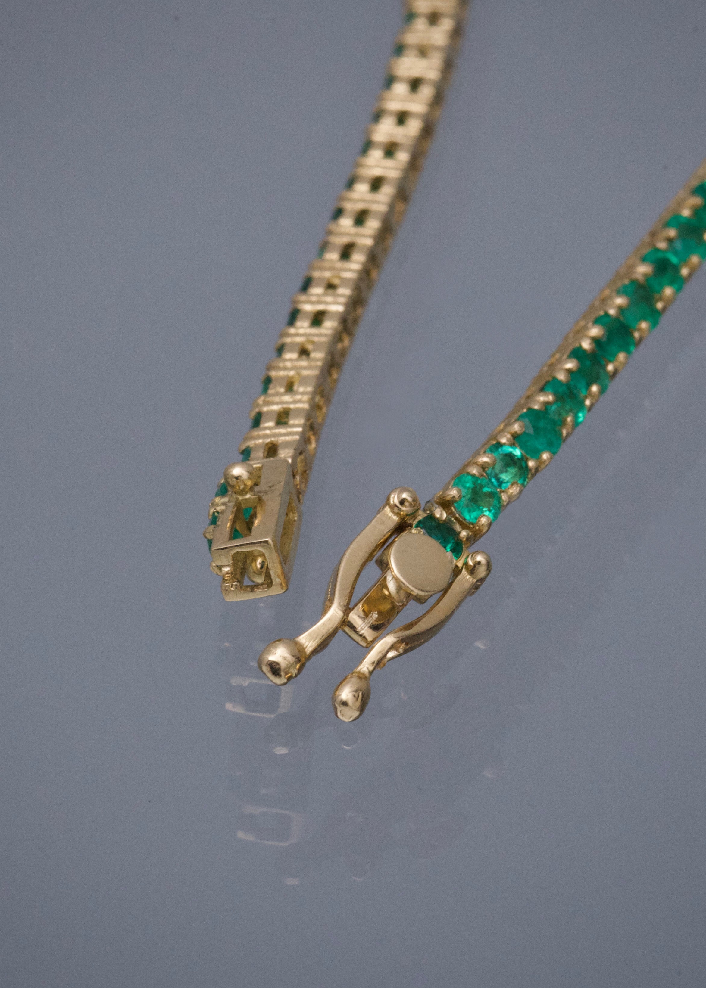 Pulso Tenis con 396pts de Esmeraldas 9.65gr / 18cm / 2.6mm — Oro Amarillo
