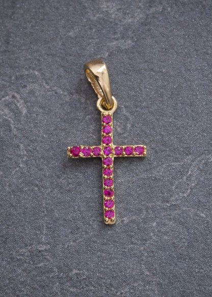 Dije Cruz con Swarovski Fucsia 0.65gr / 2cm / 9.9mm — Oro Amarillo