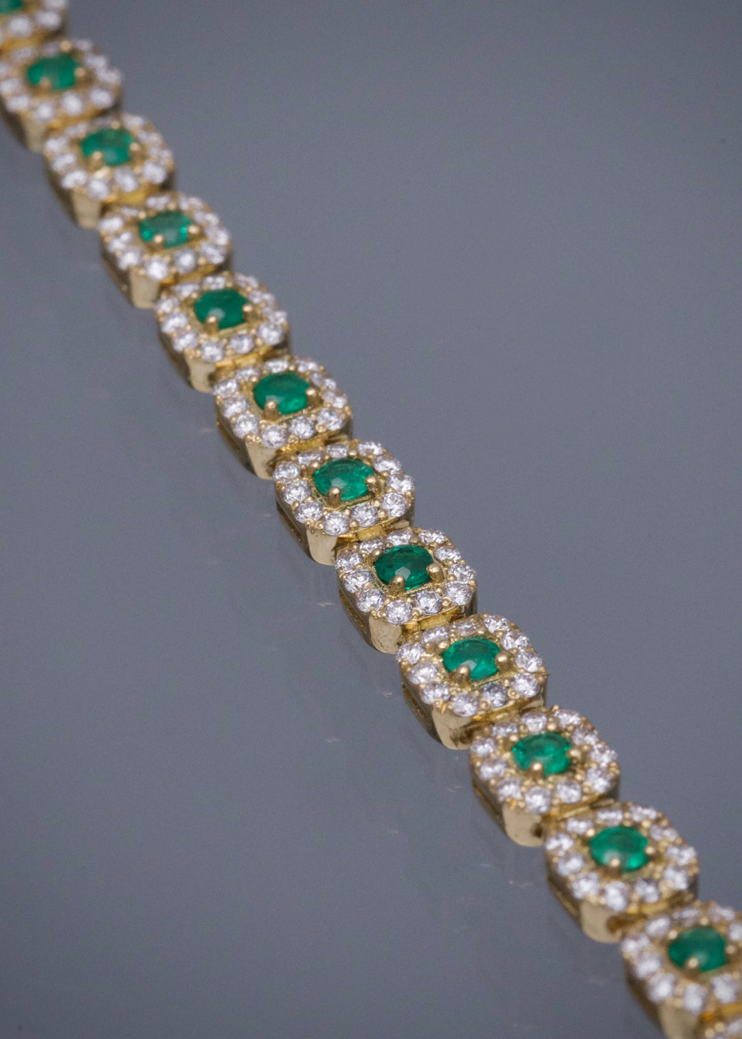 Pulso Tenis con 282pts de Esmeralda y 265pts de Diamantes 14gr / 18.5cm / 5.5mm — Oro Amarillo