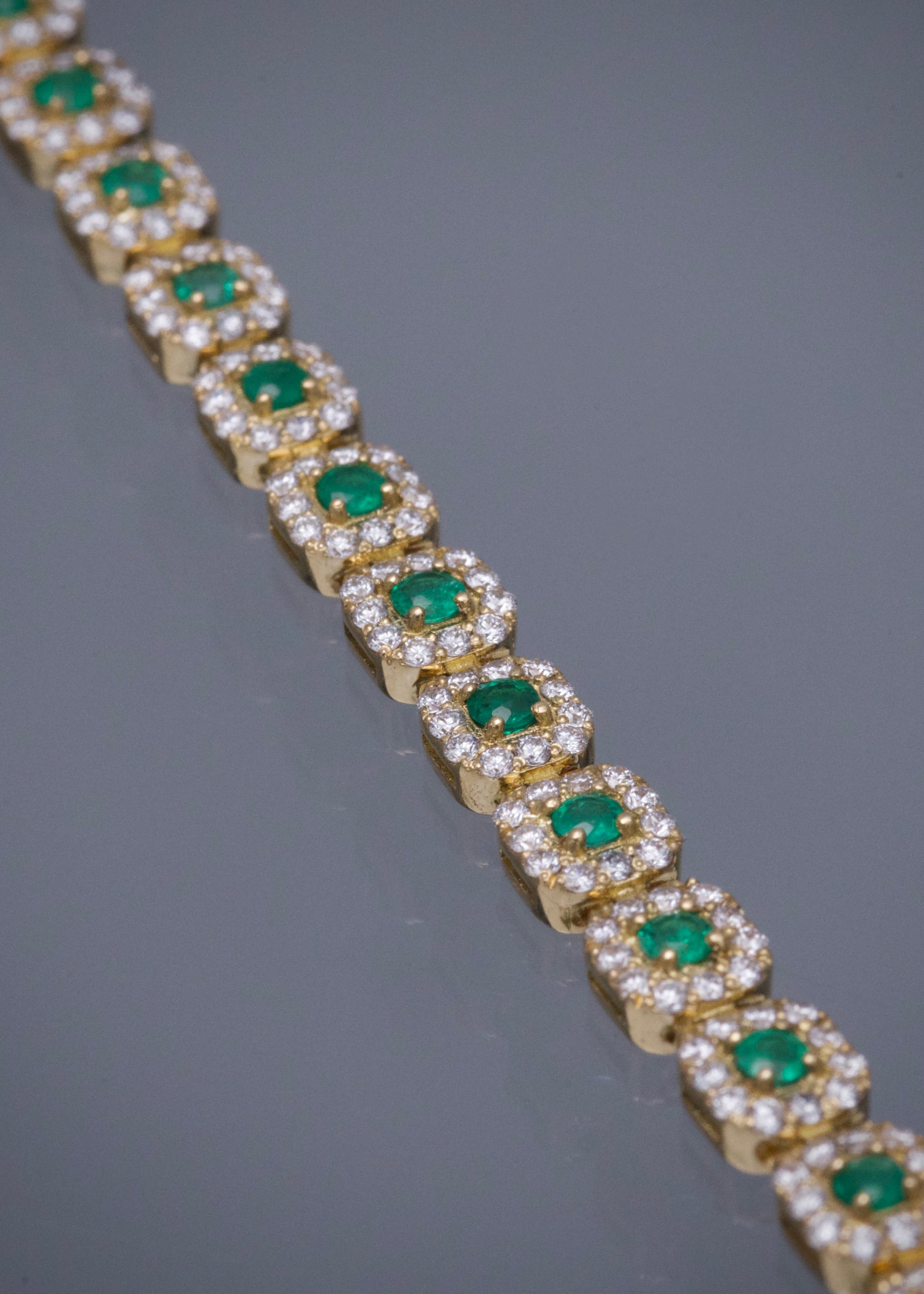 Pulso Tenis con 282pts de Esmeralda y 265pts de Diamantes 14gr / 18.5cm / 5.5mm — Oro Amarillo