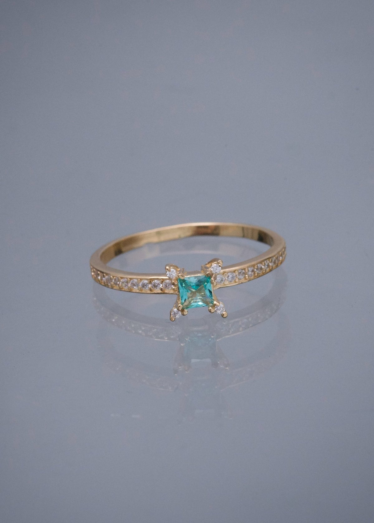 Solitario con Swarovski verde y Blanco 1.45gr / Talla 6 — Oro Amarillo