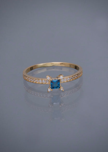 Solitario con Swarovski Blanco y Azul 1.6gr / Talla 7 1/4 — Oro Amarillo