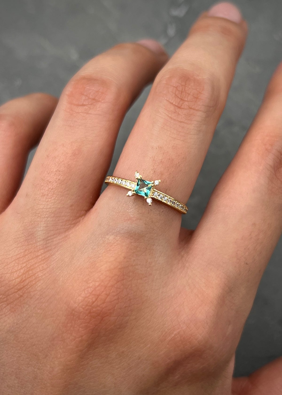 Solitario con Swarovski verde y Blanco 1.45gr / Talla 6 — Oro Amarillo