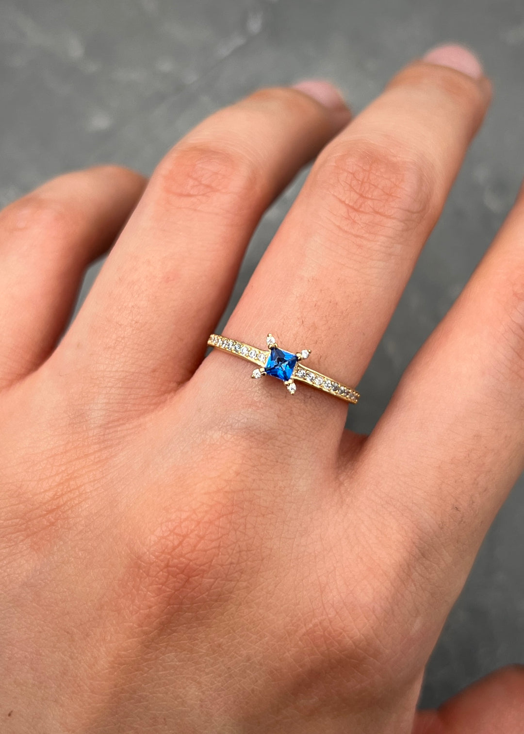 Solitario con Swarovski Azul y Blanco 1.4gr / Talla 6 1/2 — Oro Amarillo
