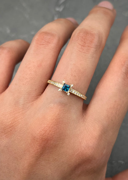 Solitario con Swarovski Blanco y Azul 1.6gr / Talla 7 1/4 — Oro Amarillo