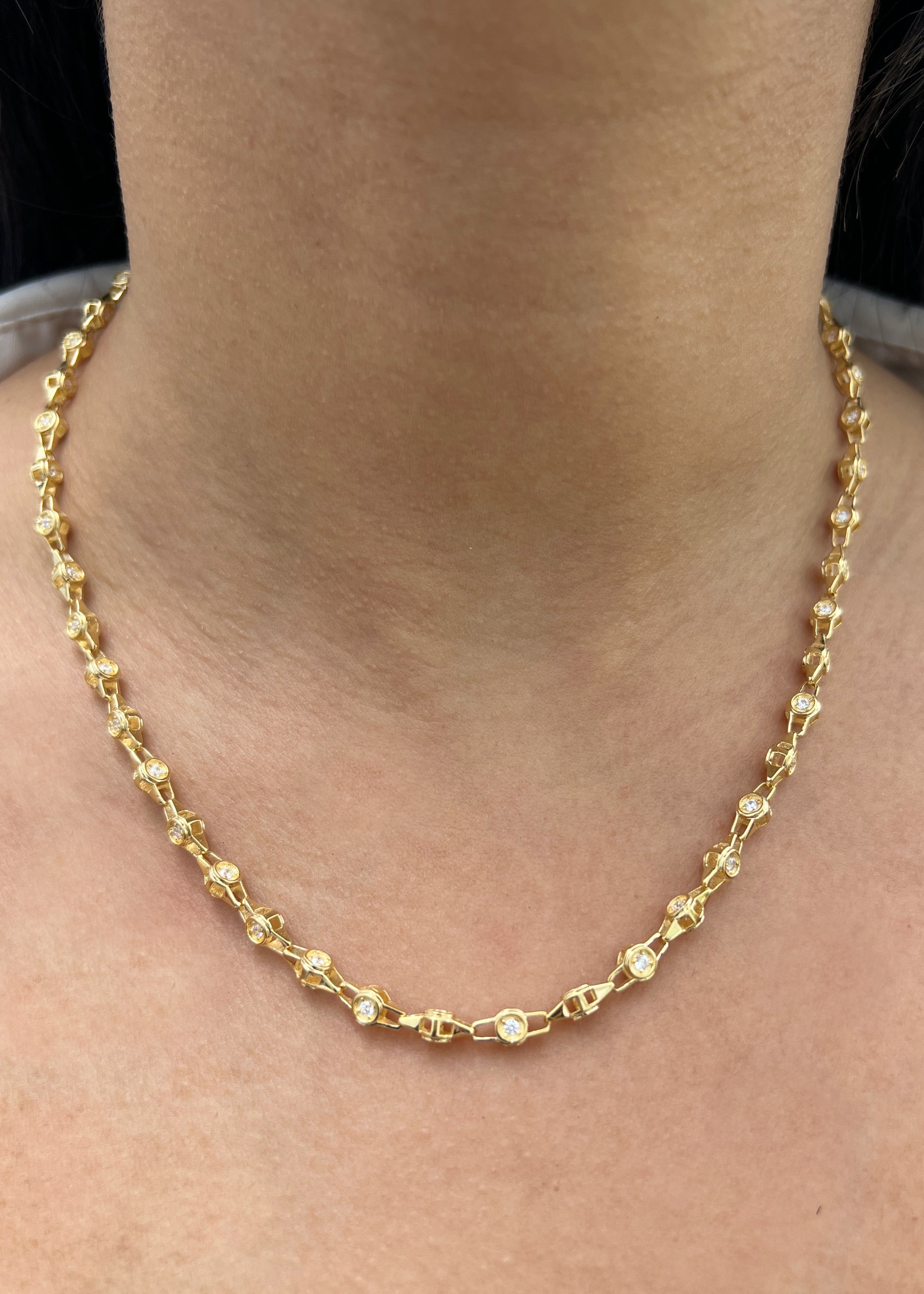 Cadena Rustica con Swarovski Blanco 22.75gr / 45cm / 4.6mm — Oro Amarillo