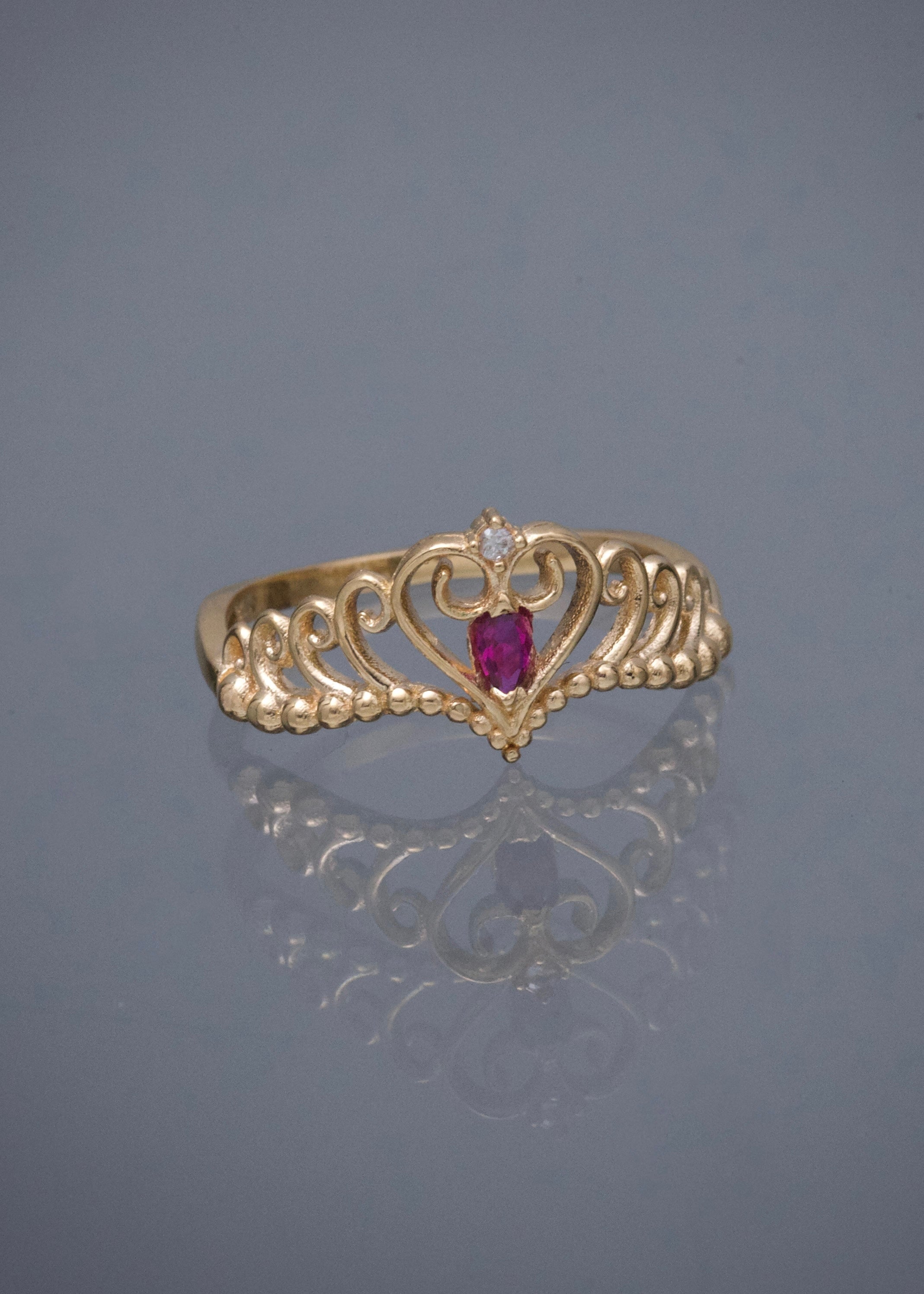 Anillo Corona con Swarovski Fucsia y Blanco 1.8gr / Talla 6 — Oro Amarillo