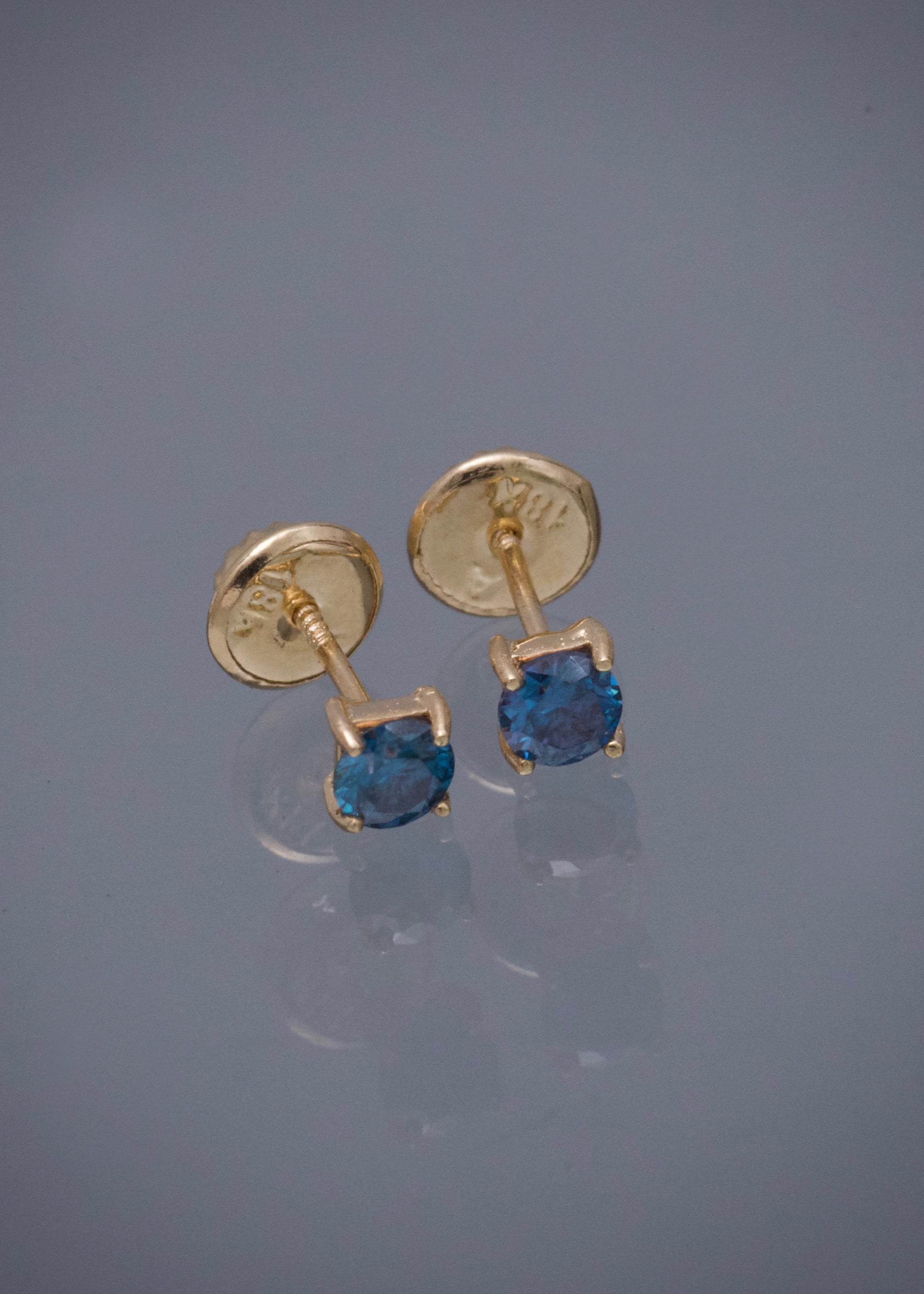Topos con 33pts de Moissanita 0.65gr / 0.3cm / 3.6mm — Oro Amarillo