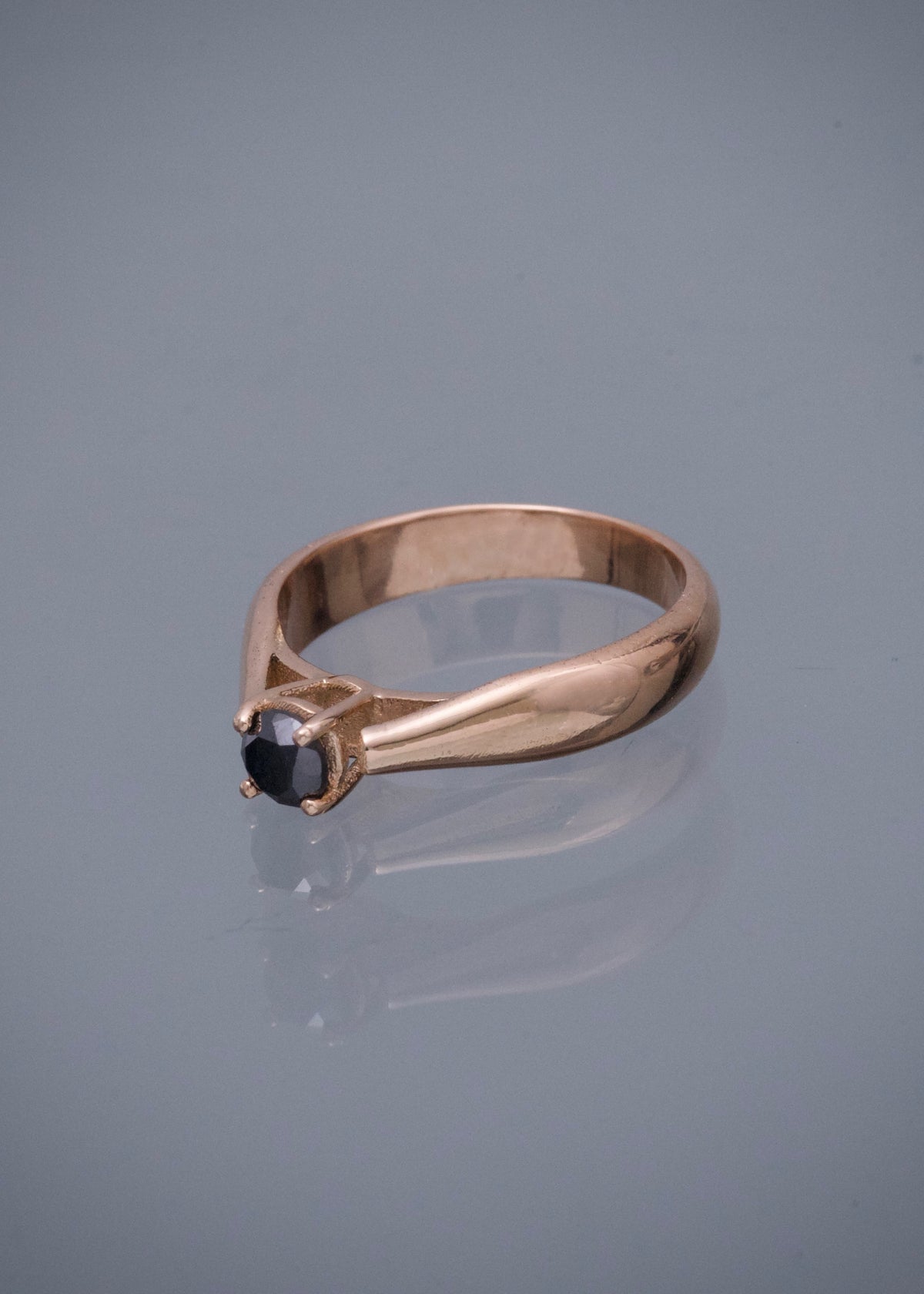 Solitario con 34pts de Diamante Negro 3.7gr / Talla 4 3/4 — Oro Rosado