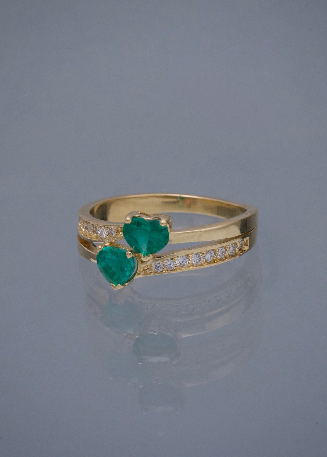 Anillo con 64pts de Esmeralda y 16pts de Diamantes 3.45gr / Talla 6 — Oro Amarillo