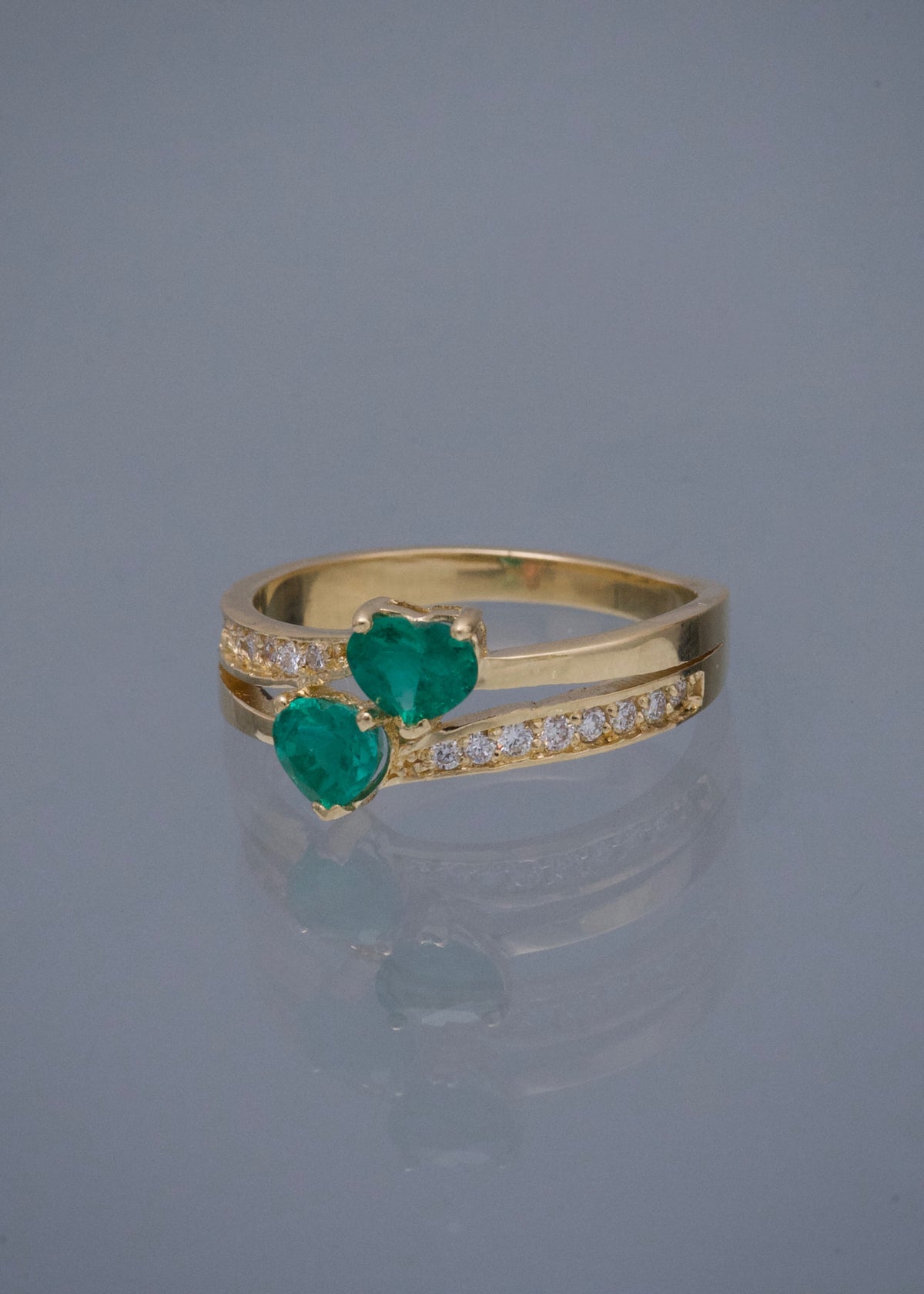 Anillo con 64pts de Esmeralda y 16pts de Diamantes 3.45gr / Talla 6 — Oro Amarillo