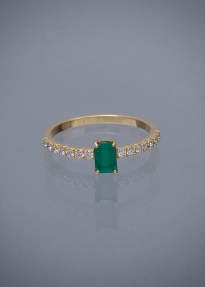 Solitario con 41pts de Esmeralda y 18pts de Diamantes 2.4gr / Talla 7 3/4 — Oro Amarillo