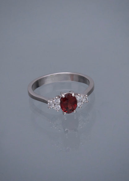 Solitario con 77pts de granate y 14pts de Diamantes 3.2gr / Talla 6 — Oro Blanco