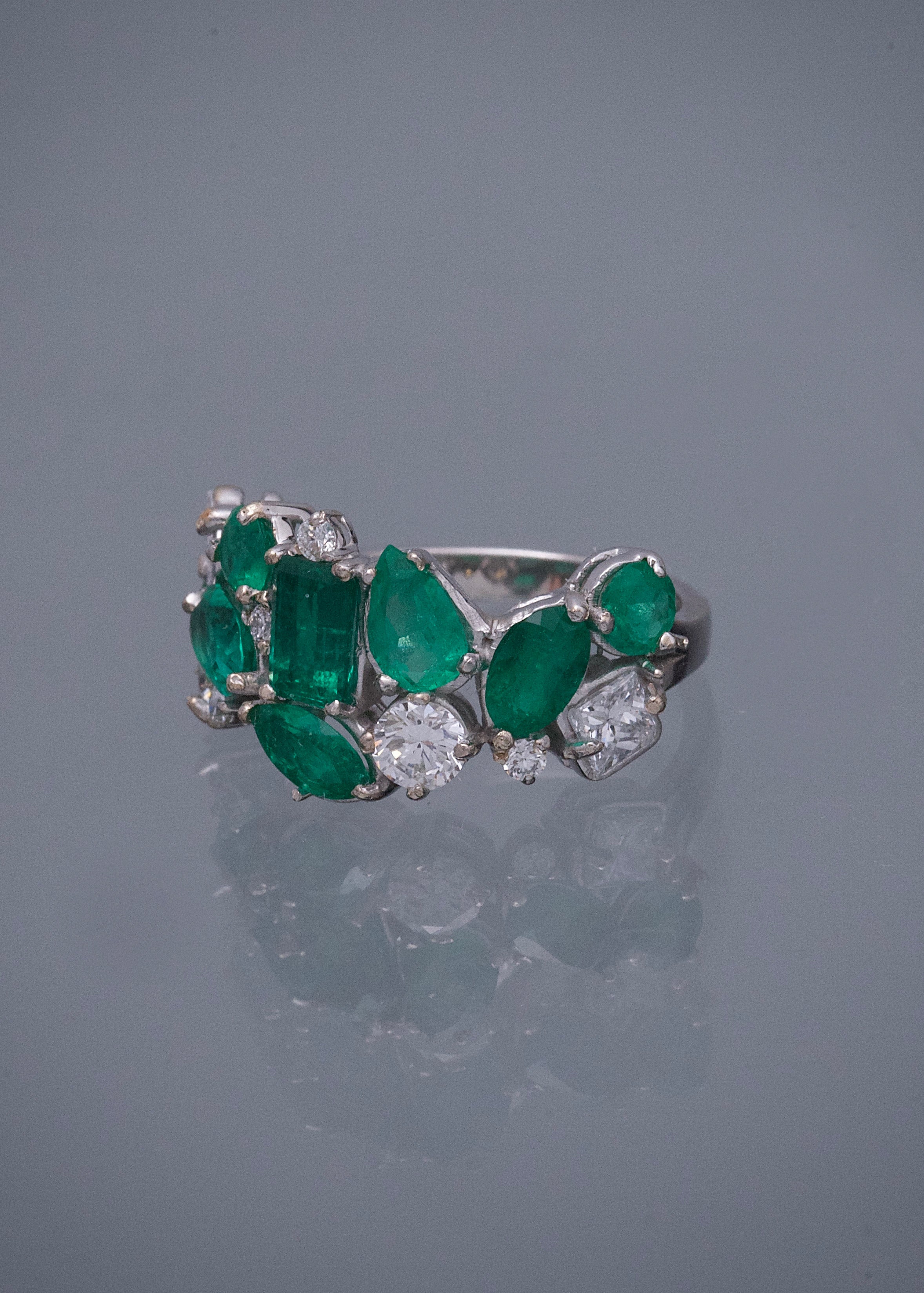Anillo con 237pts de Esmeralda y 76pts de Diamantes 5.5gr / Talla 5 1/4 — Oro Blanco