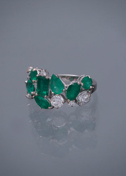 Anillo con 237pts de Esmeralda y 76pts de Diamantes 5.5gr / Talla 5 1/4 — Oro Blanco